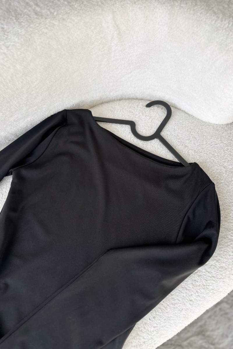 Leyla Siyah Asimetrik Bluz